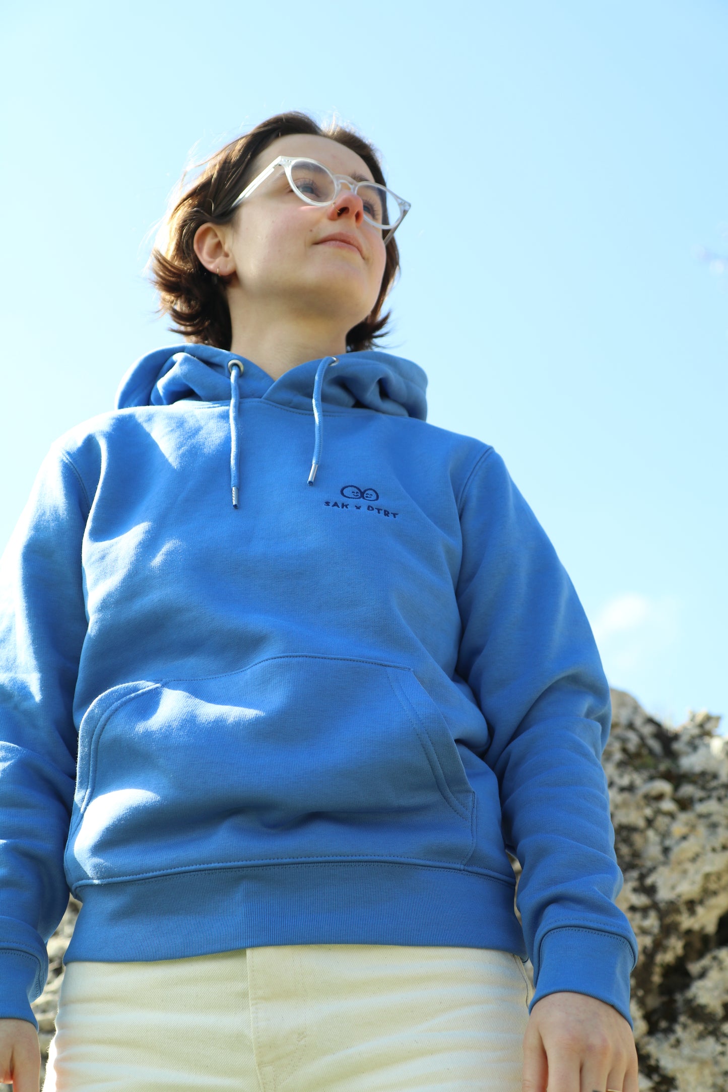 Biologisch katoenen hoodie met geborduurd detail, ontworpen door lokale ontwerpers uit Nijmegen