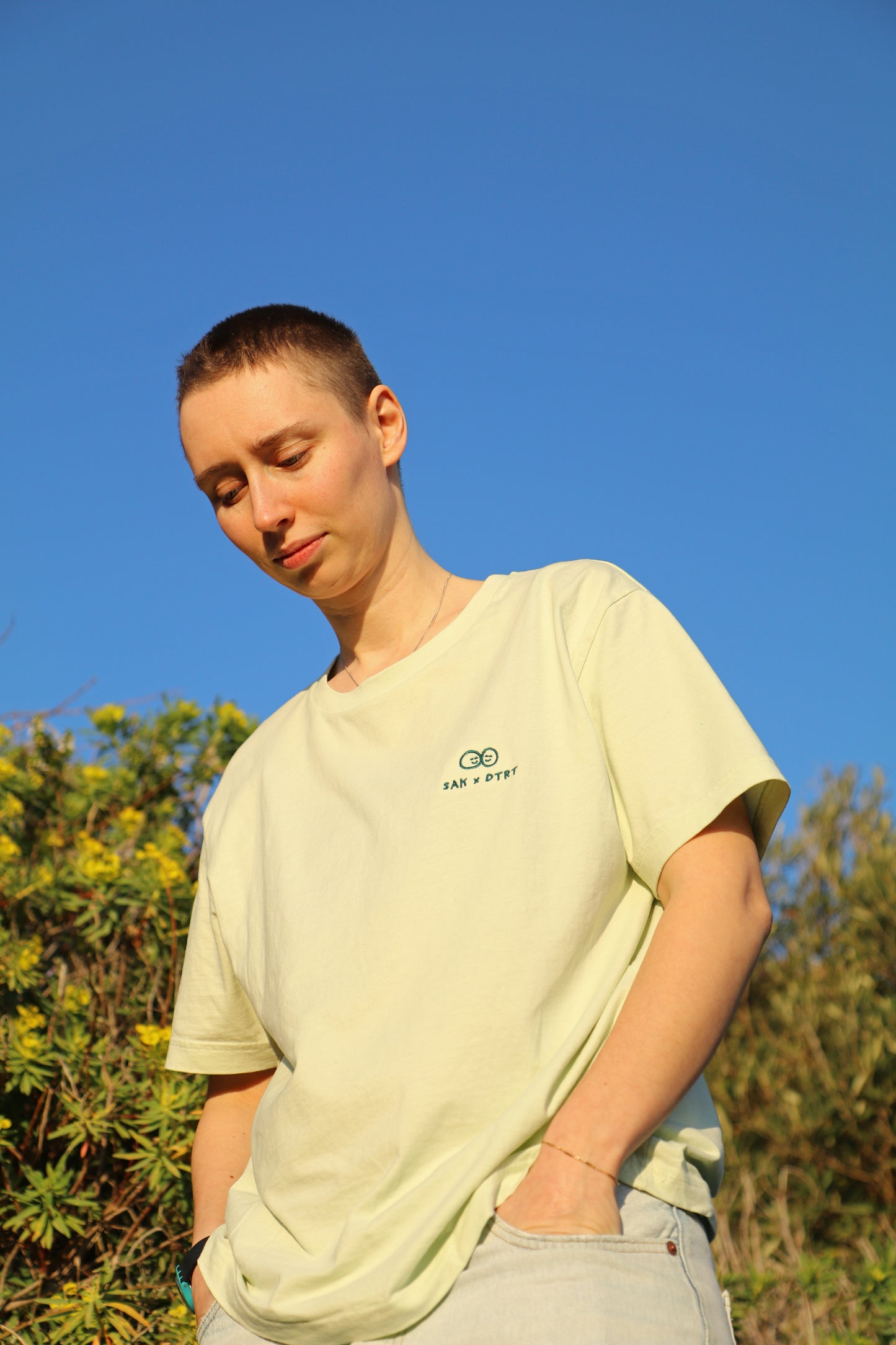 T-shirt van biologisch katoen met geborduurd detail, ontworpen in Nijmegen
