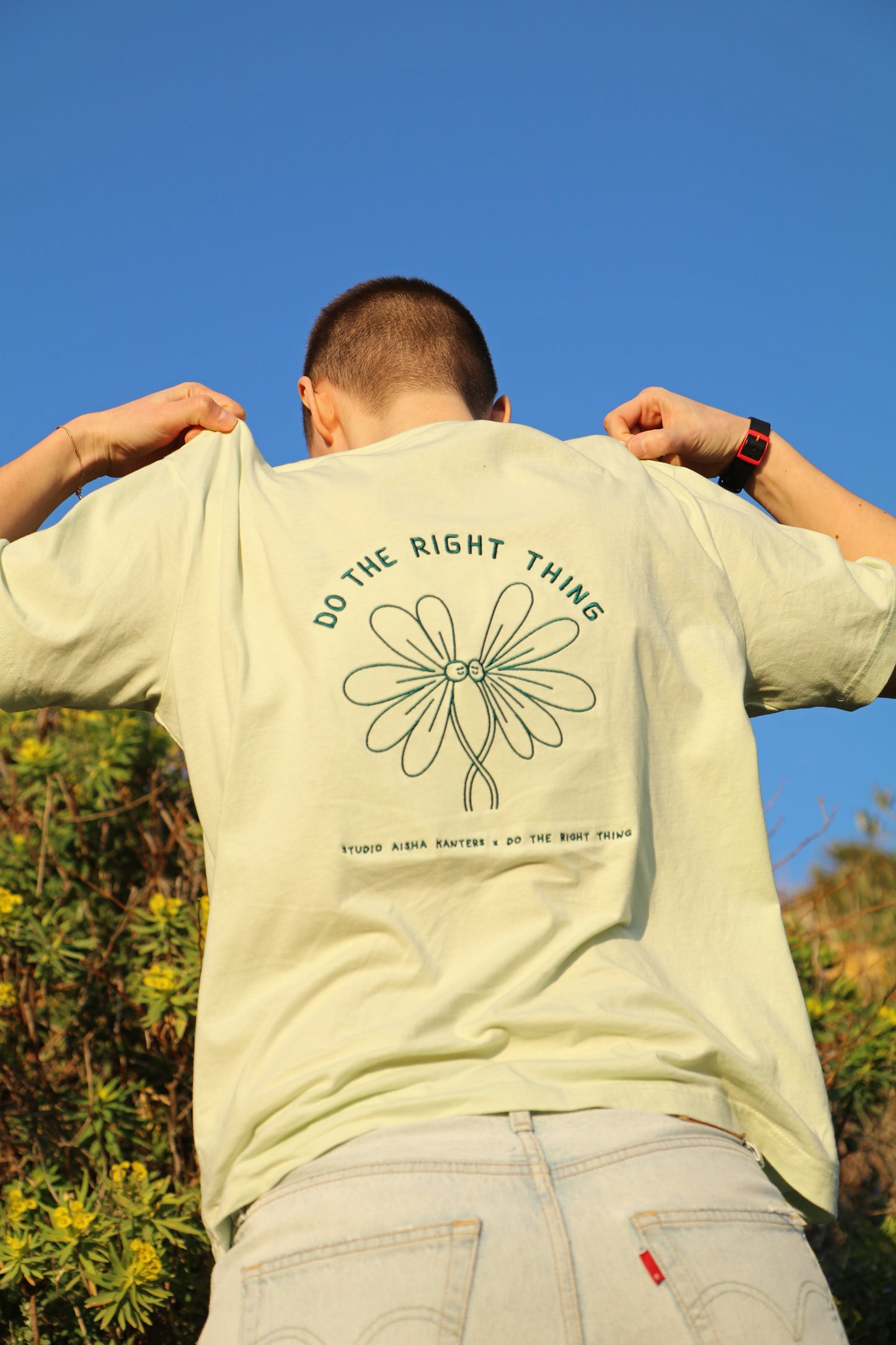 Duurzaam T-shirt met subtiel borduursel - lokaal ontwerp uit Nijmegen