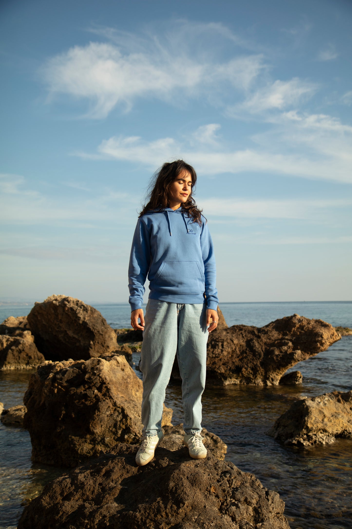 Comfortabele hoodie van zacht biologisch katoen, met geborduurd ontwerp Do The Right Thing