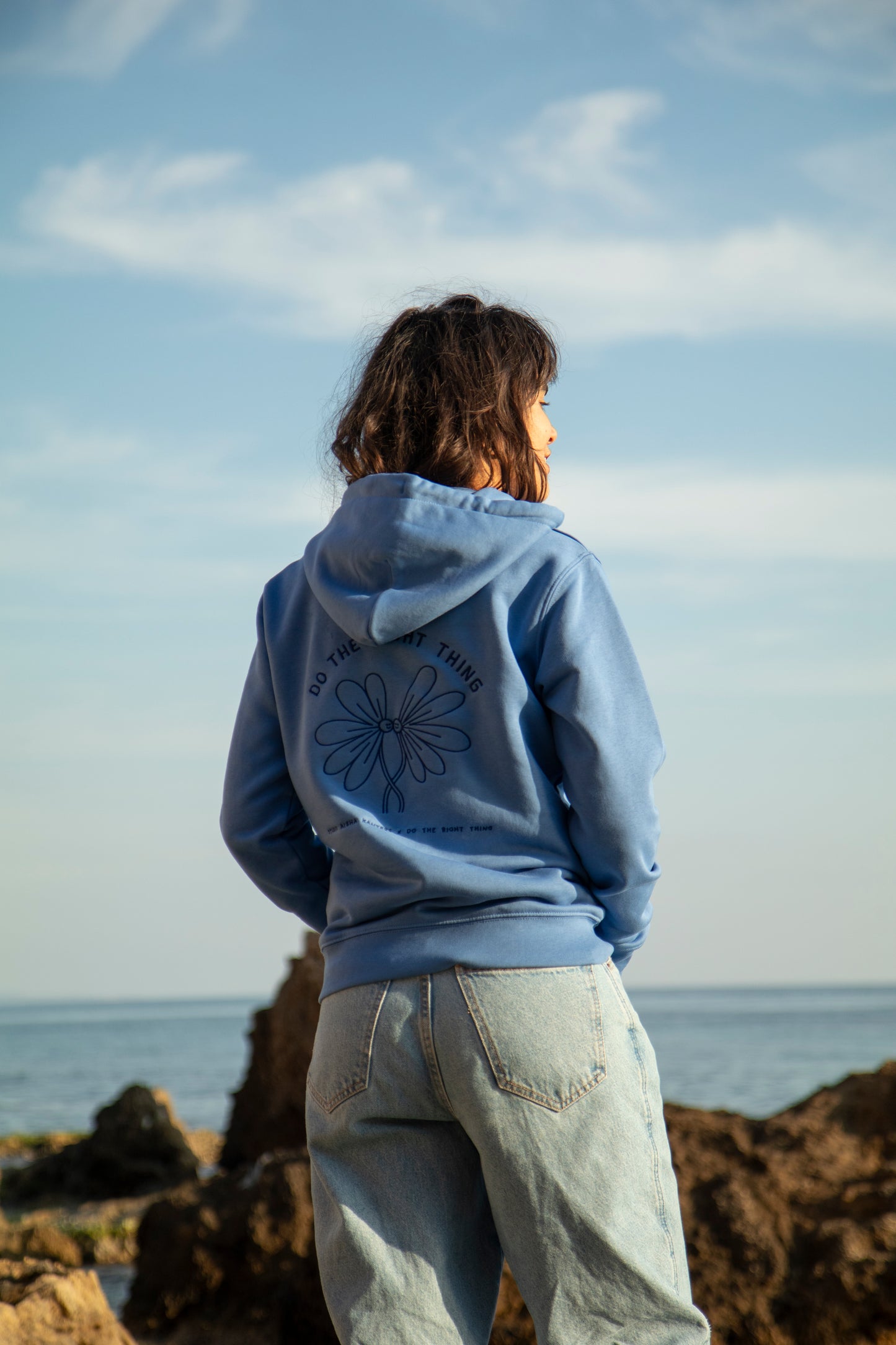 Eco-vriendelijke hoodie van iologisch katoen en gerecycled polyester met lokaal ontwerp en borduursel