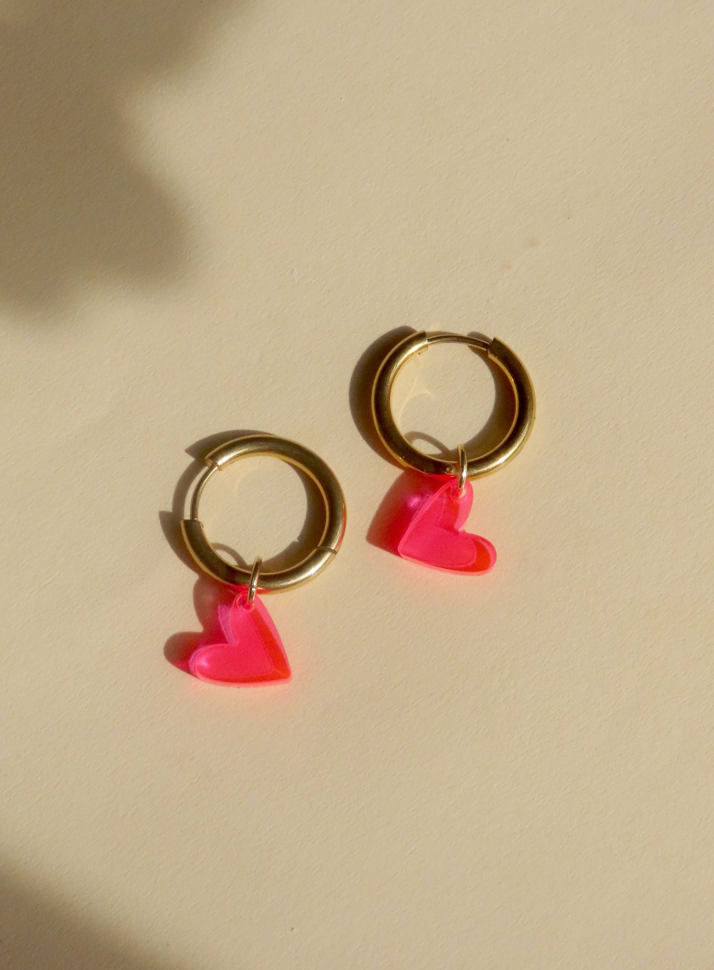 Oorbellen met neon roze hartjes - creolen