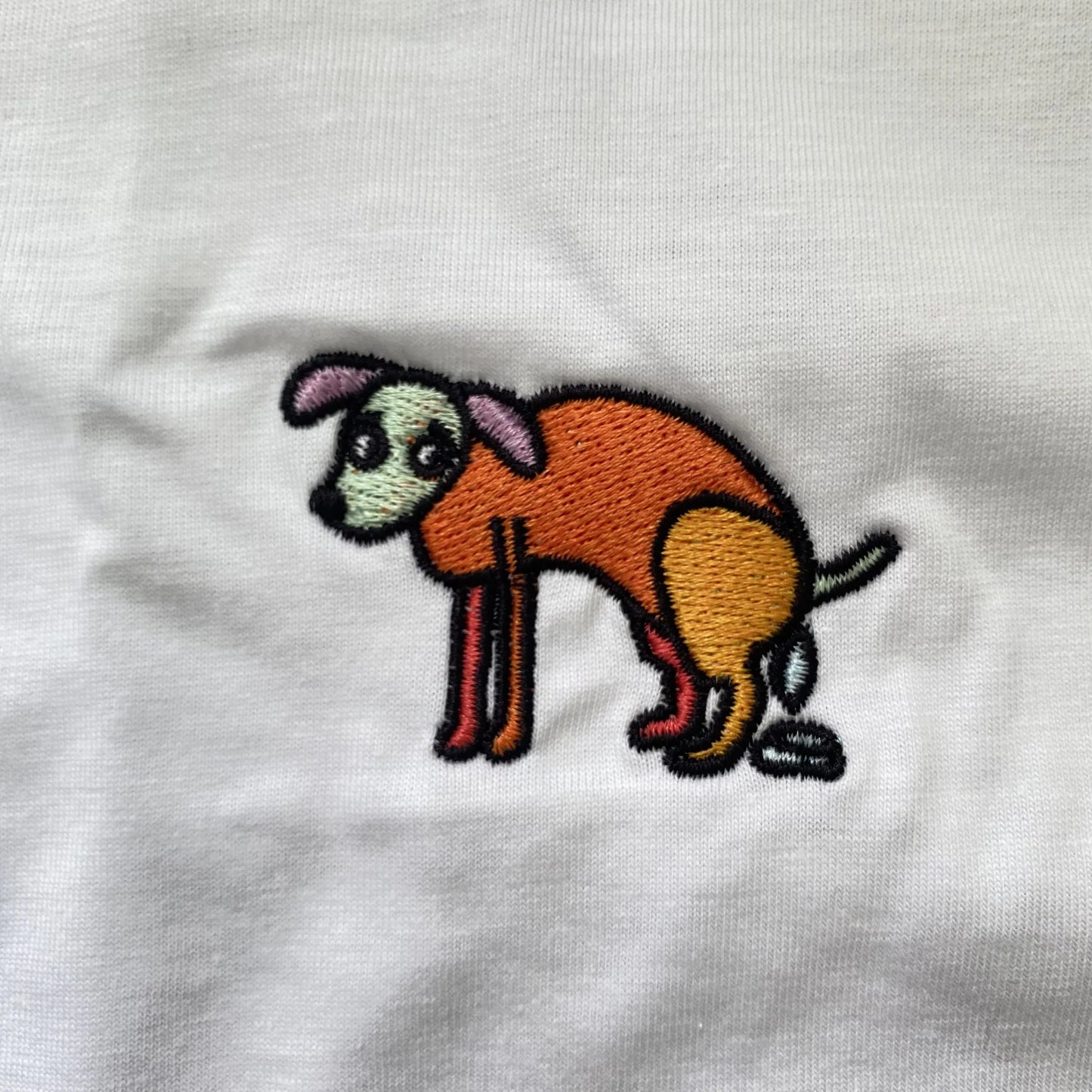 Unisex bio shirt ‘Poepende Hond’ borduurwerk meerkleurig