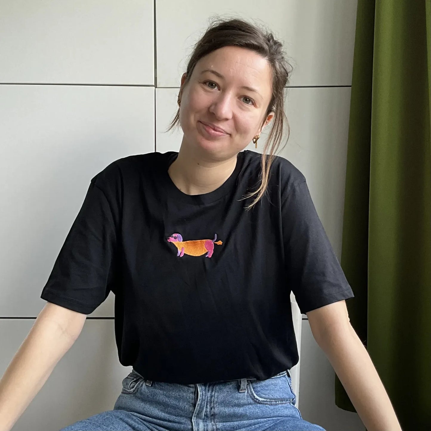 Unisex bio shirt ‘Puffende Teckel’ borduurwerk meerkleurig