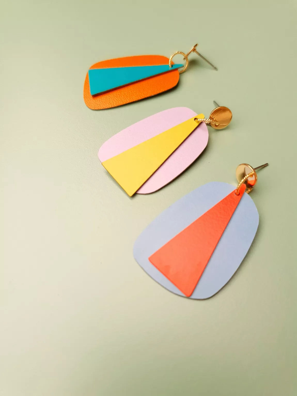 JASPER – Kleurrijke geometrische oorbellen van Formica – Yellow/Lilac