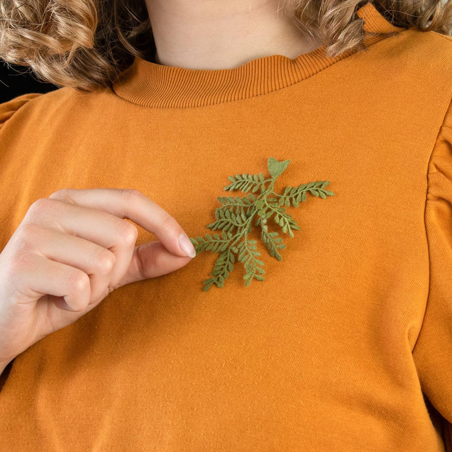 Broche met geborduurde olijftak