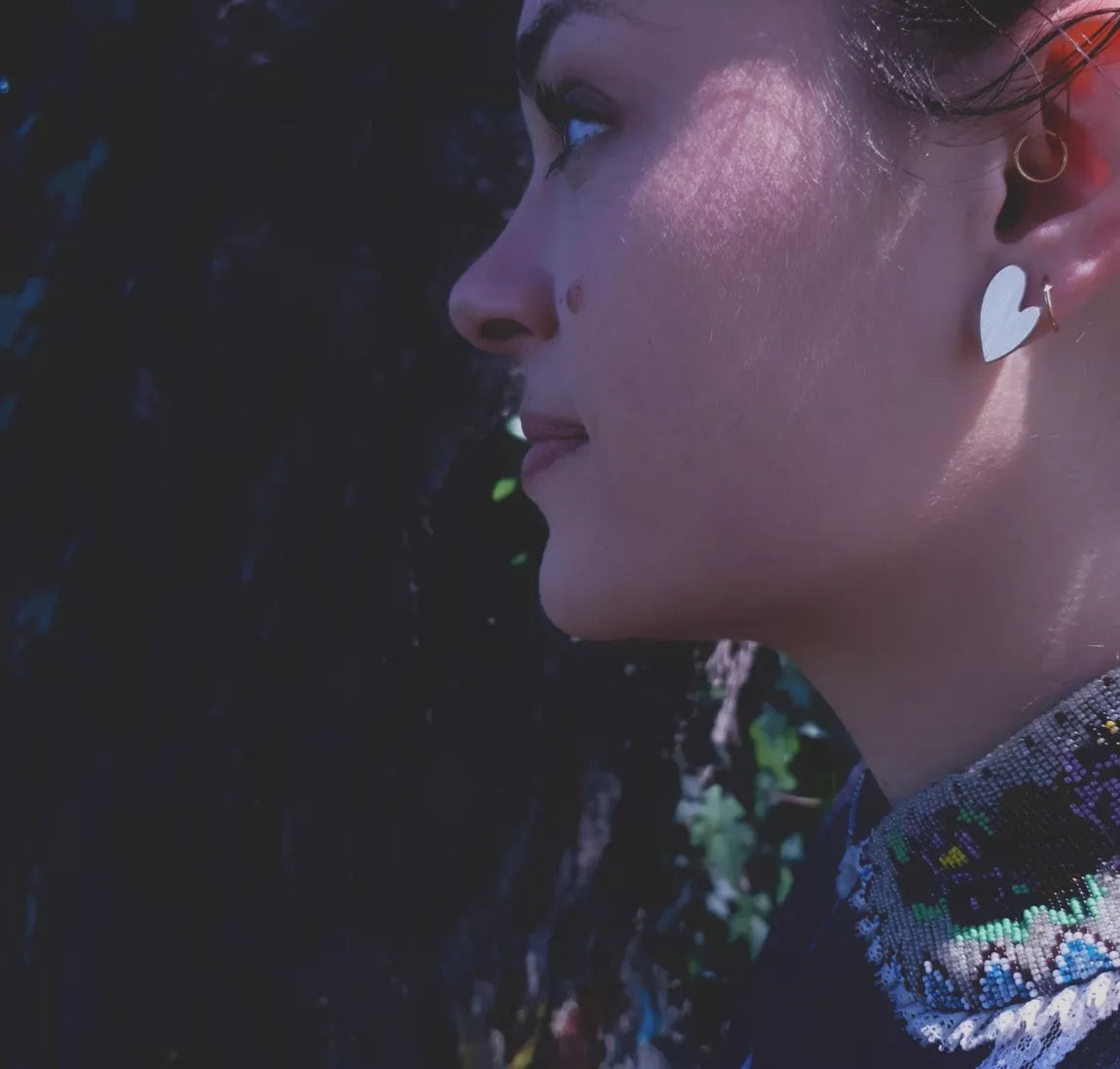 AMOR – Mini lichte gouden Formica oorbellen – hartvormig ontwerp – handgemaakt in Frankrijk