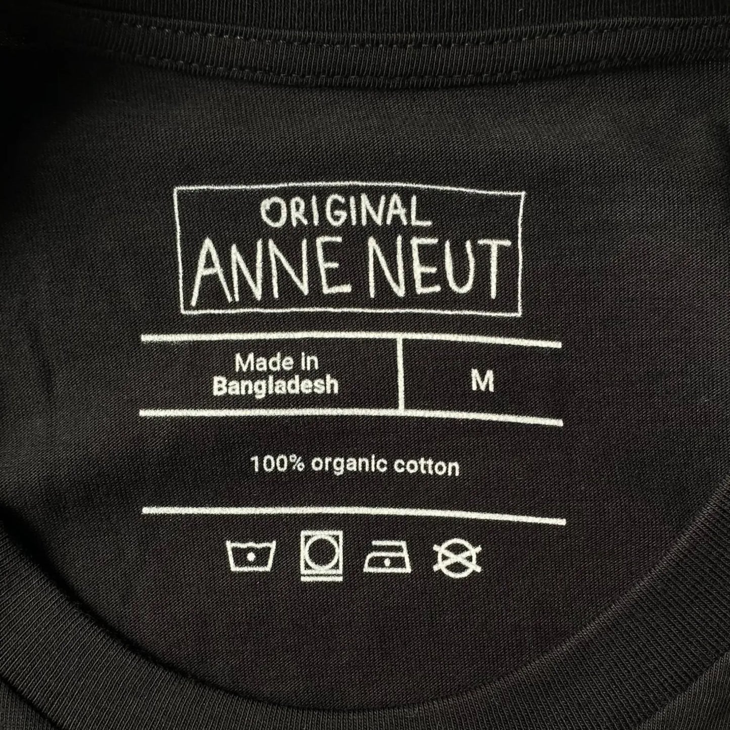 Unisex bio shirt ‘Kotsende Kat’ borduurwerk oranje