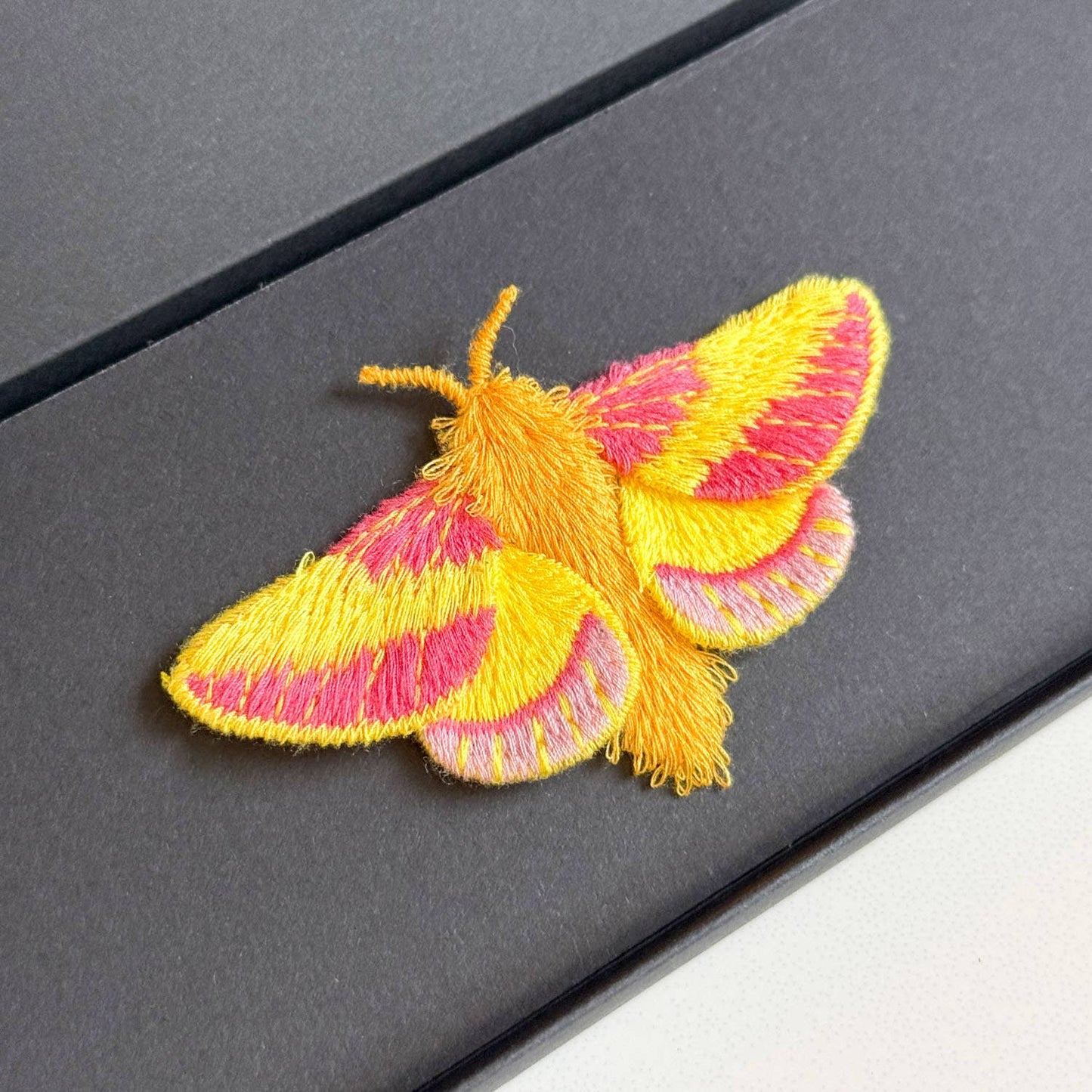 Roze Esdoornmot Geborduurde Broche – Botanische Speld