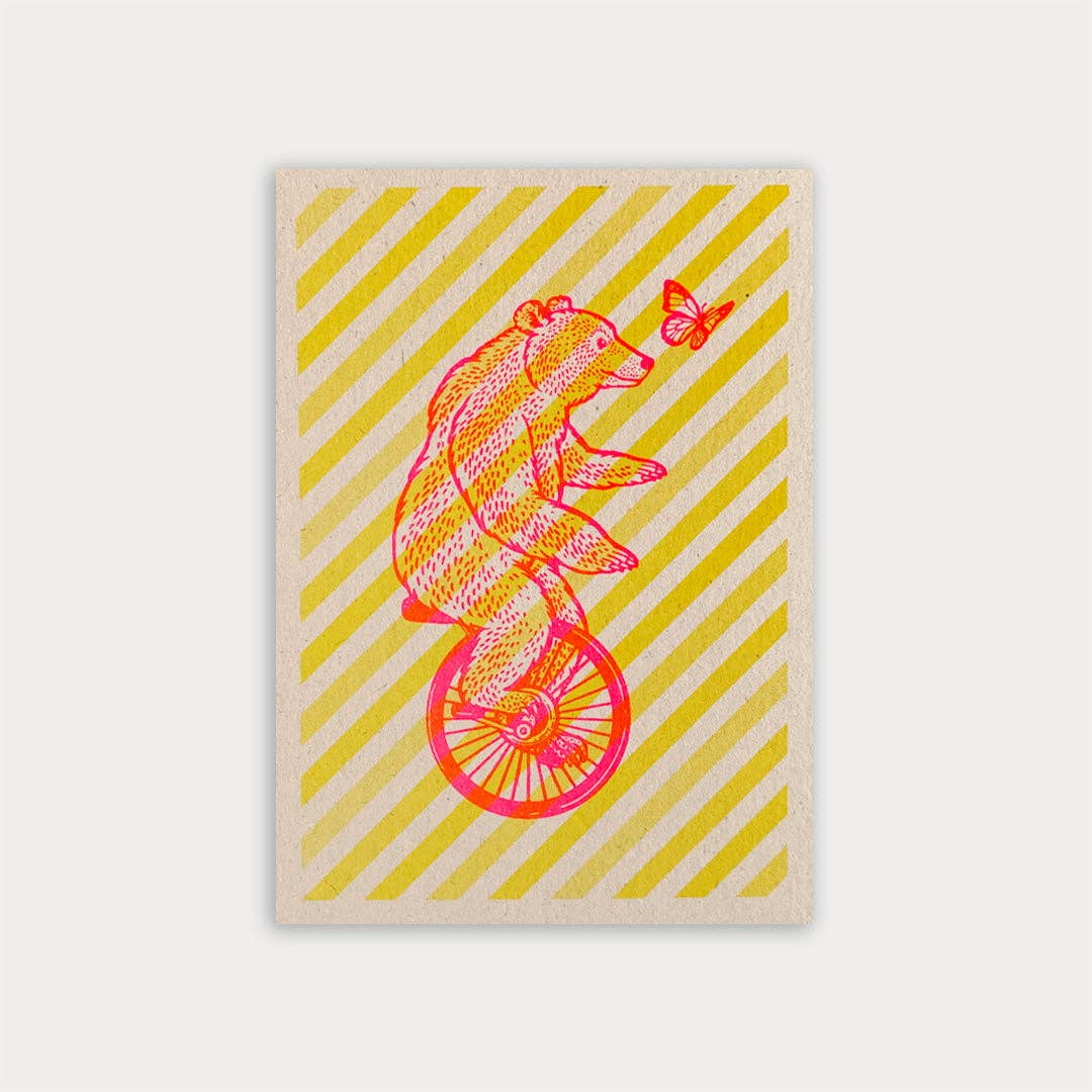 Ansichtkaart / Beer op een eenwieler met vlinder / Riso Print