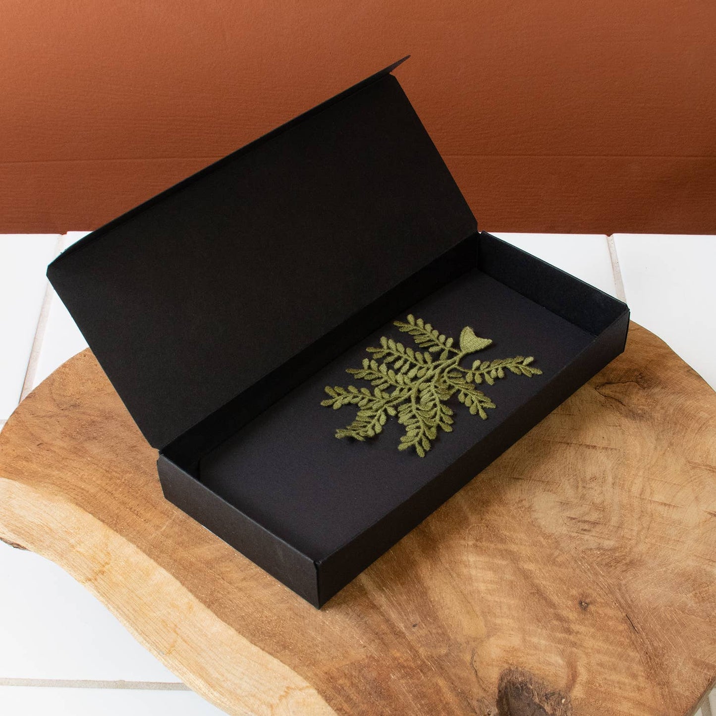 Broche met geborduurde olijftak