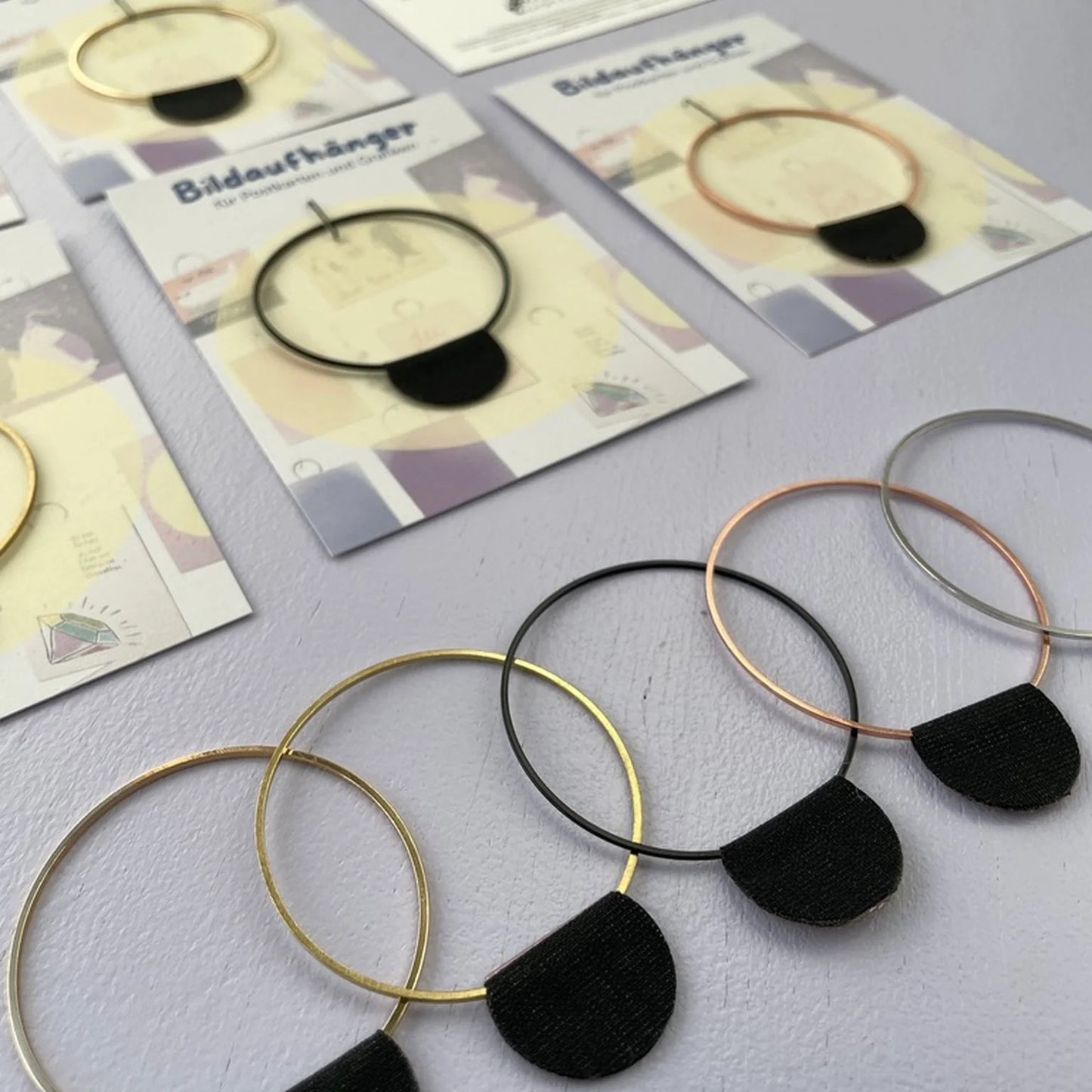 Hanger voor het ophangen van ansichtkaarten / foto's – grote cirkel - woondecoratie