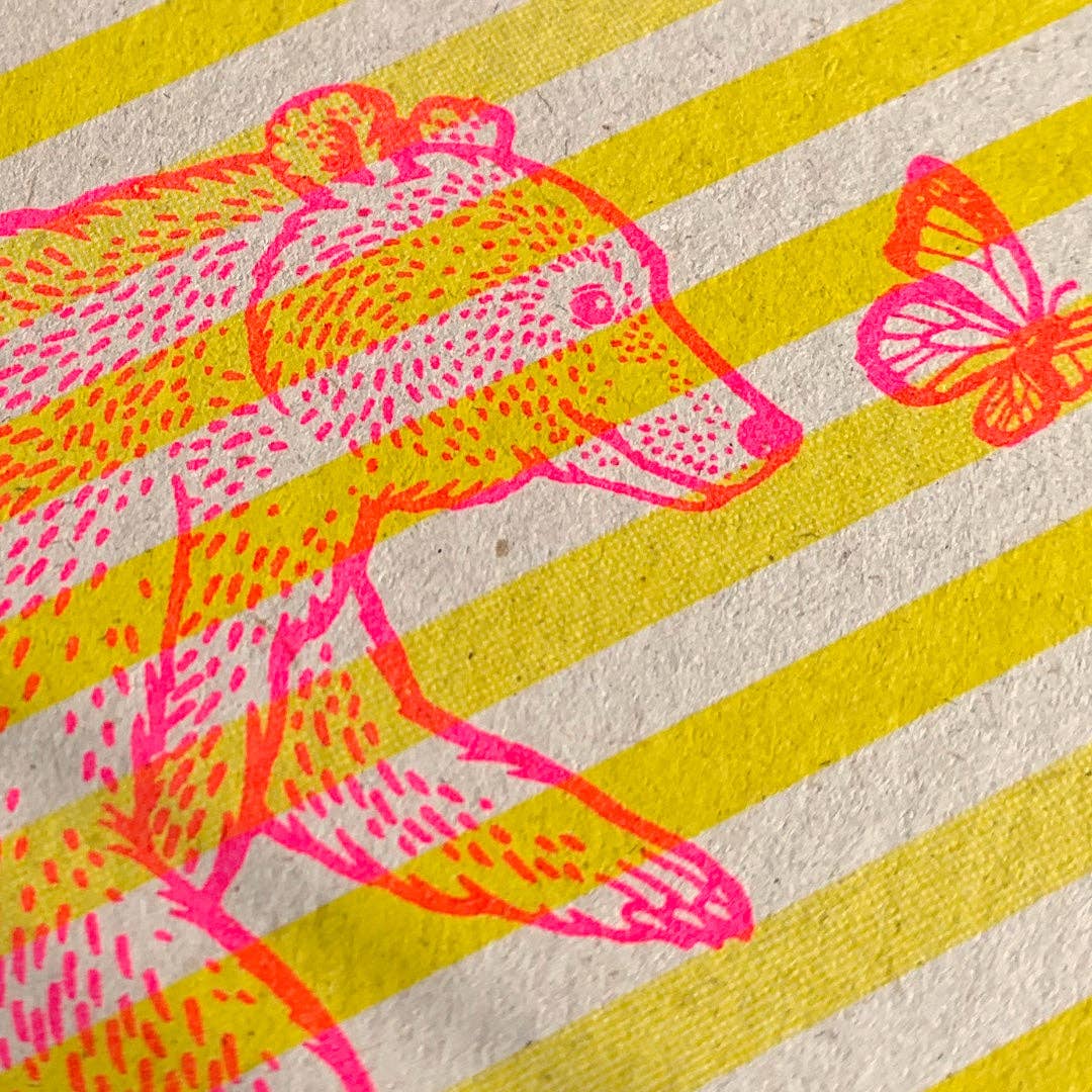 Ansichtkaart / Beer op een eenwieler met vlinder / Riso Print
