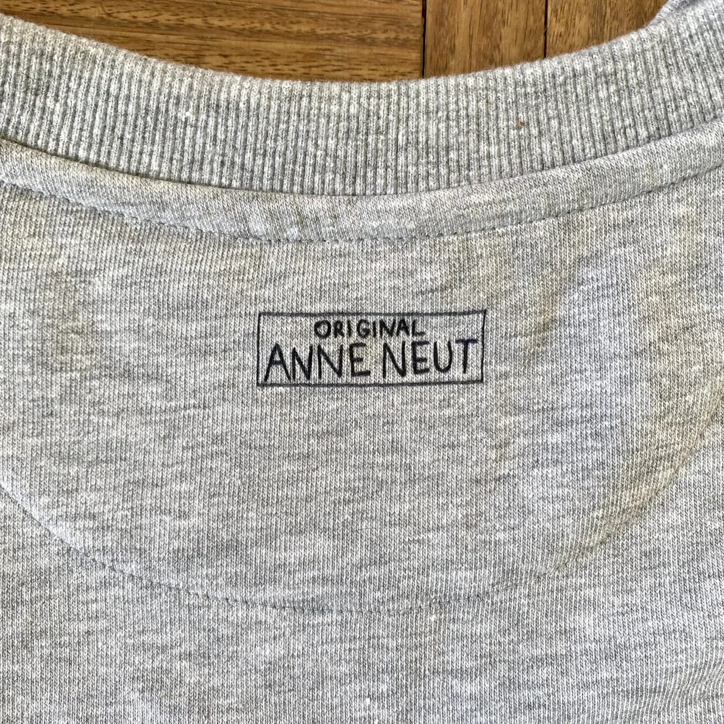 Unisex bio sweater ‘Poepende Hond’ borduurwerk meerkleurig