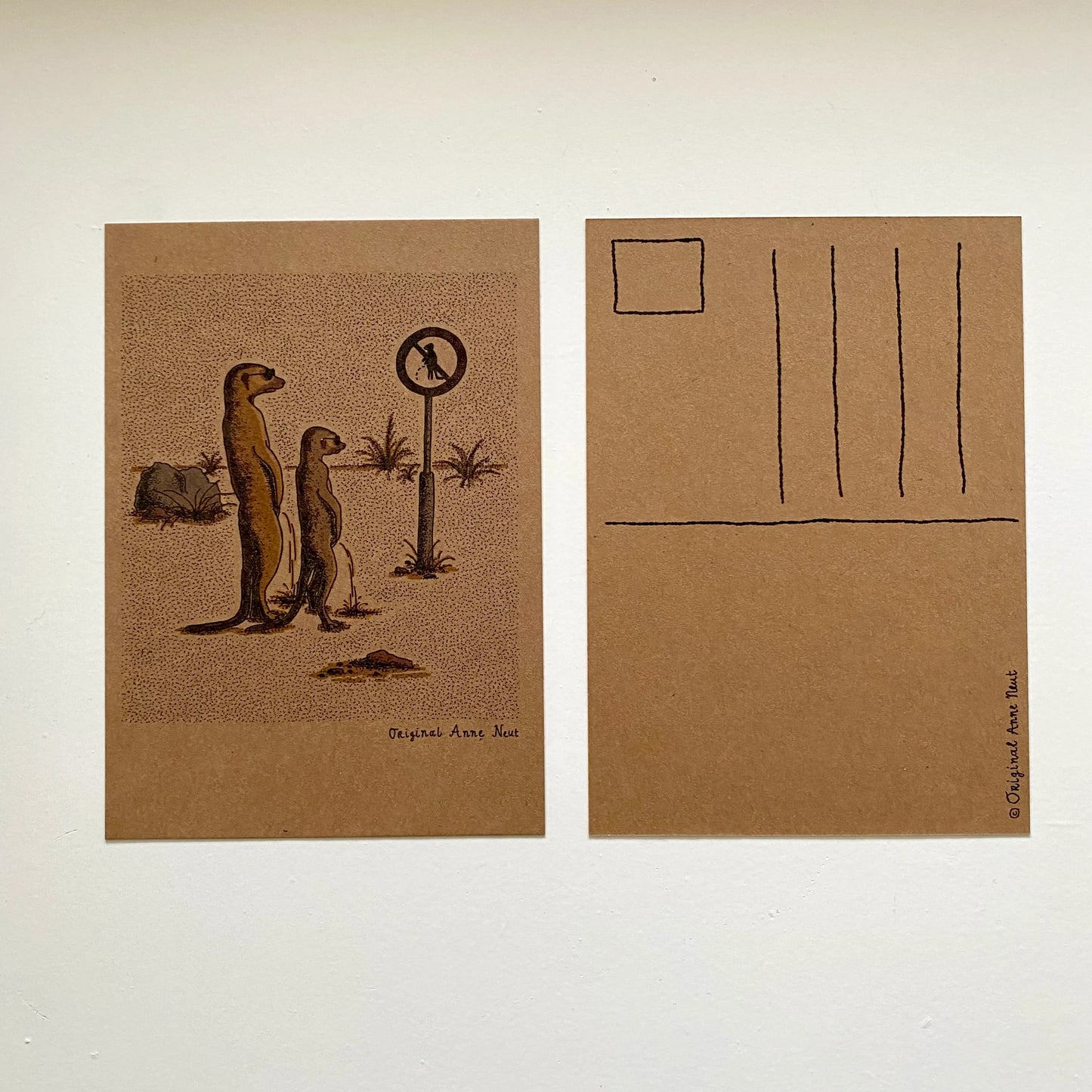 Ansichtkaart met illustratie van rebelse stokstaartjes, speels en uniek ontwerp van Anne Neuteboom