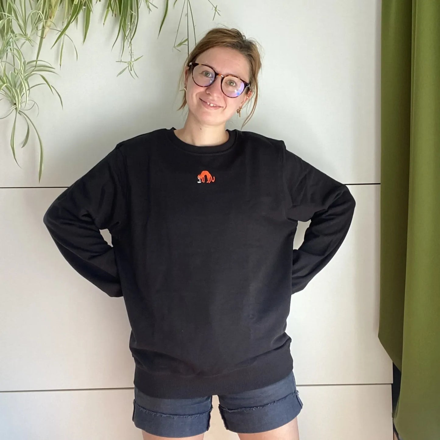 Unisex bio sweater ‘Kotsende Kat’ borduurwerk oranje
