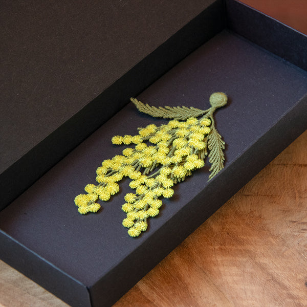 Mimosa bloemen - geborduurde broche
