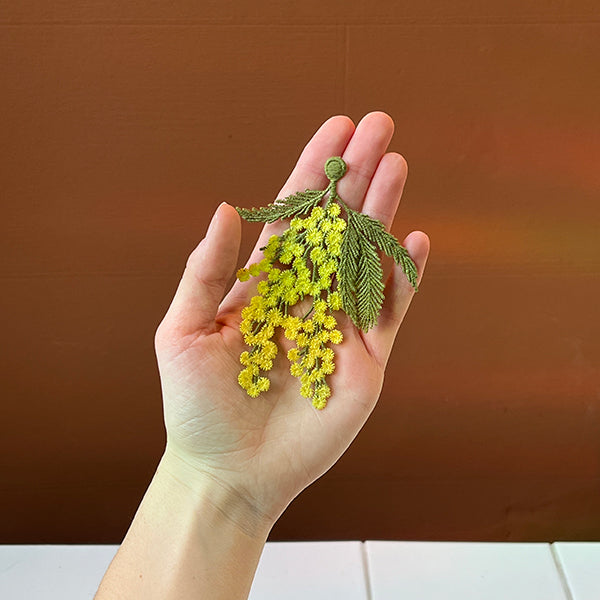Mimosa bloemen - geborduurde broche