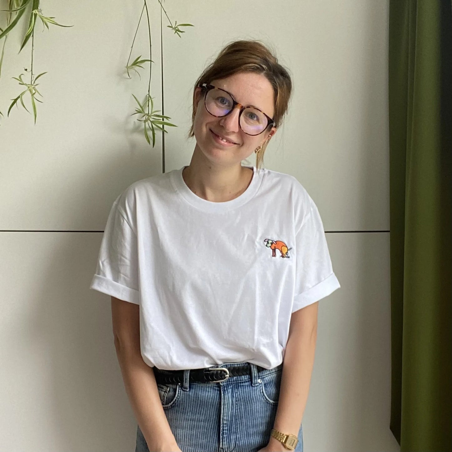 Unisex bio shirt ‘Poepende Hond’ borduurwerk meerkleurig