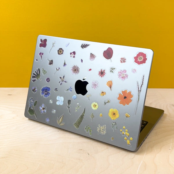 Stickervel met geperste bloemen motief