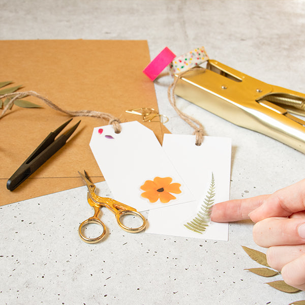 Stickervel met geperste bloemen motief