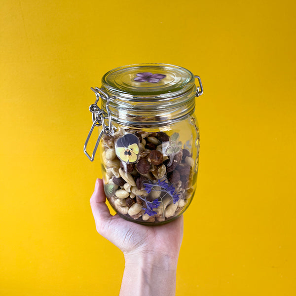 Stickervel met geperste bloemen motief