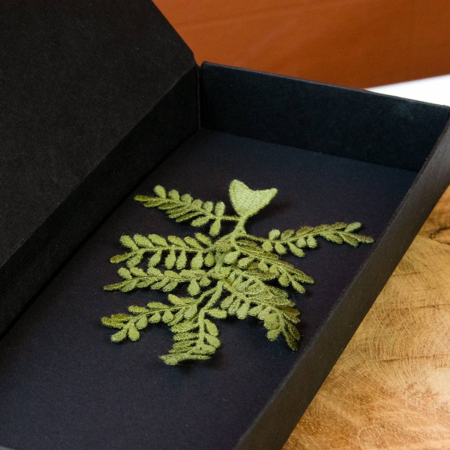 Broche met geborduurde olijftak