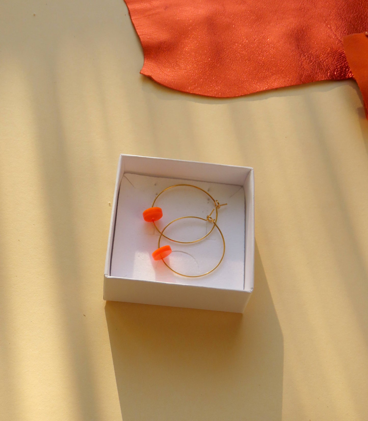 Neonoranje hoepels met stippen gemaakt van roestvrij staal