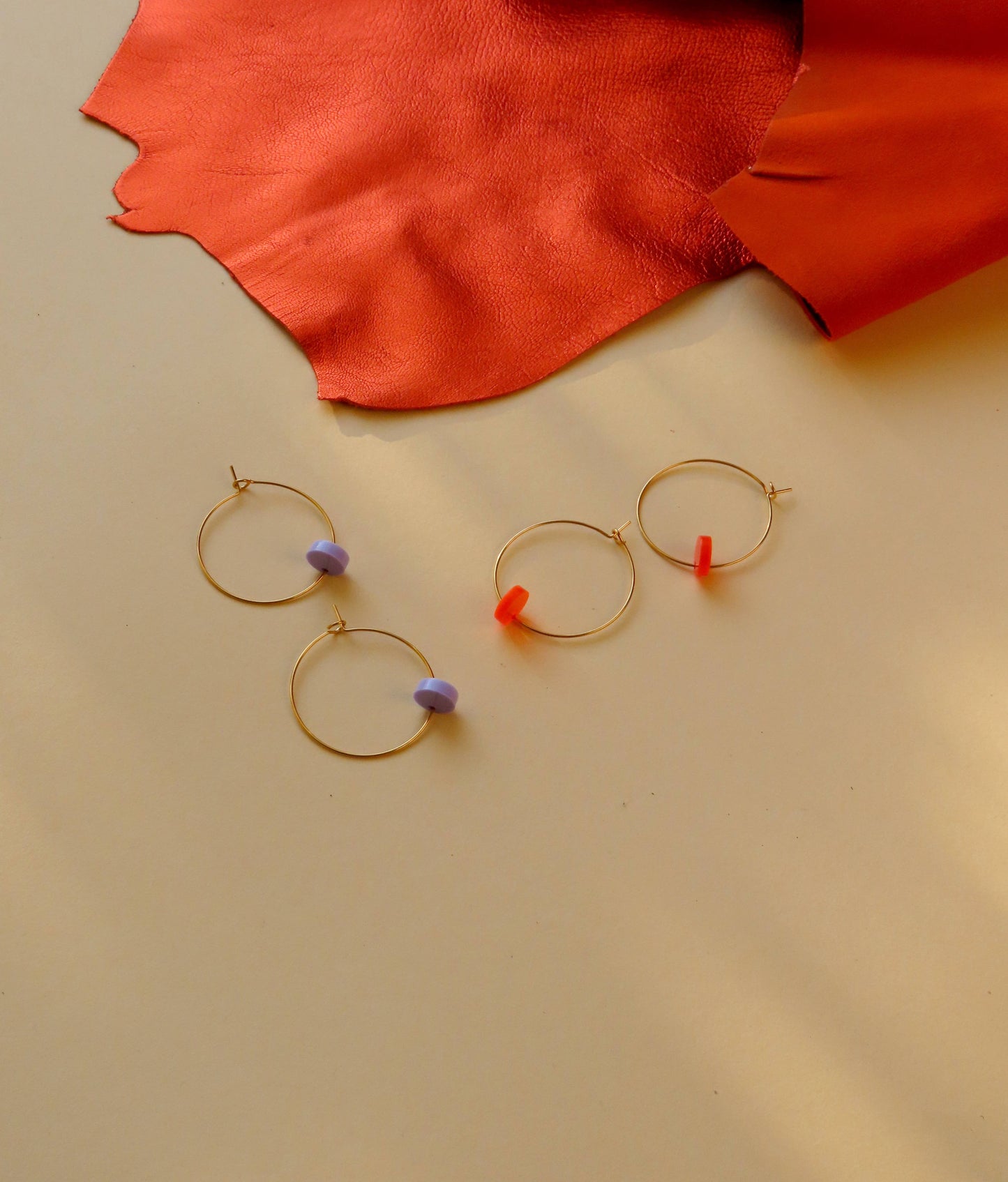 Neonoranje hoepels met stippen gemaakt van roestvrij staal
