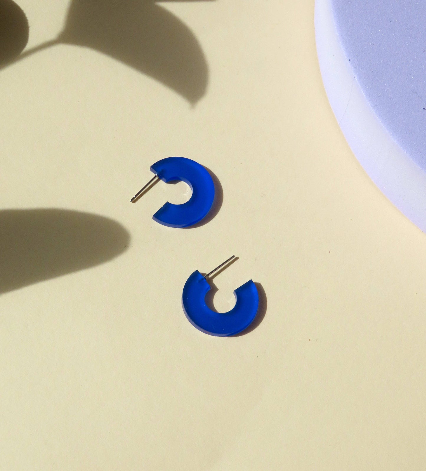 Simmi-creolen gemaakt van acryl en roestvrij staal in diepblauw