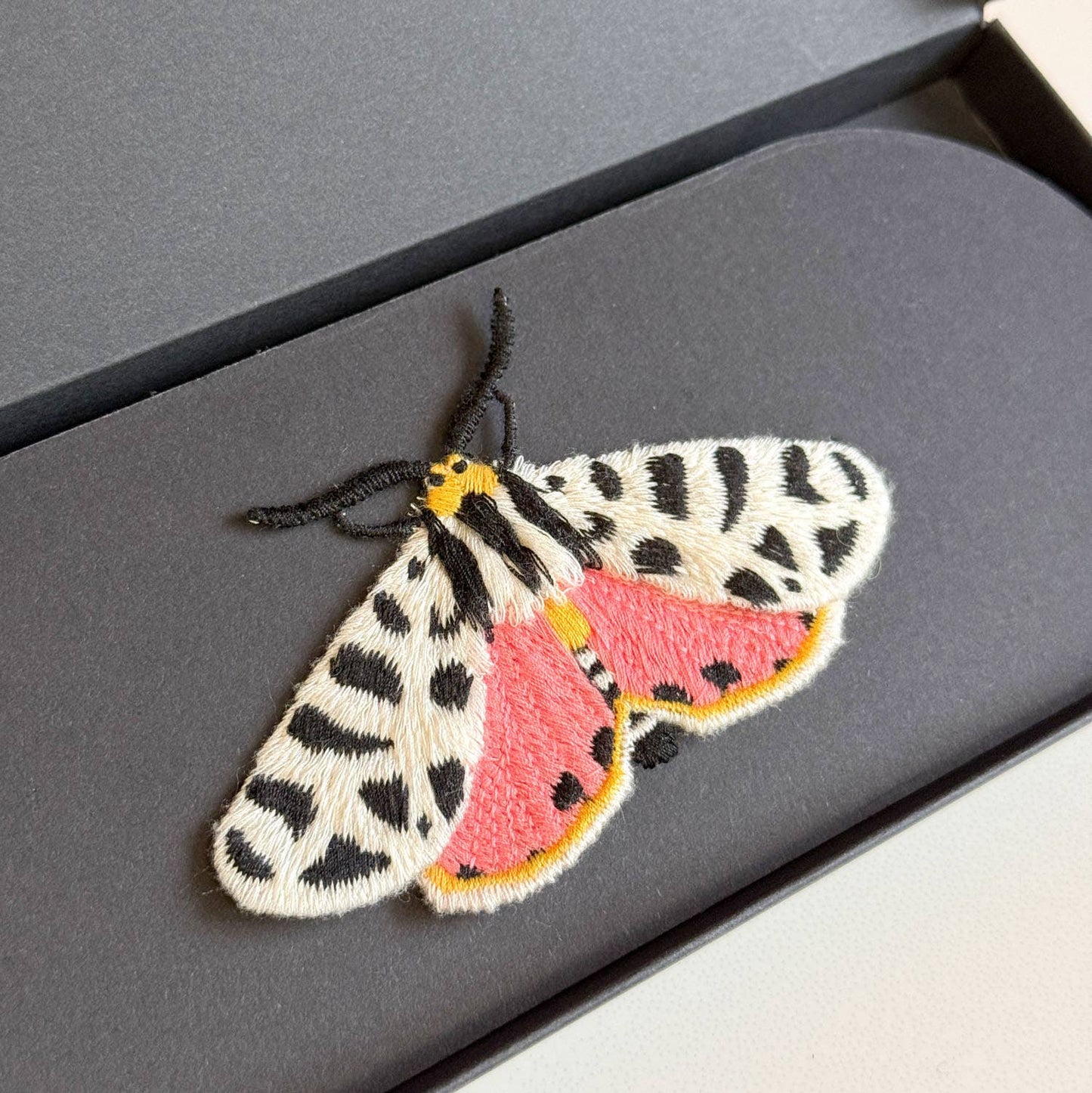 Tijgermot Geborduurde Broche - Botanische Speld