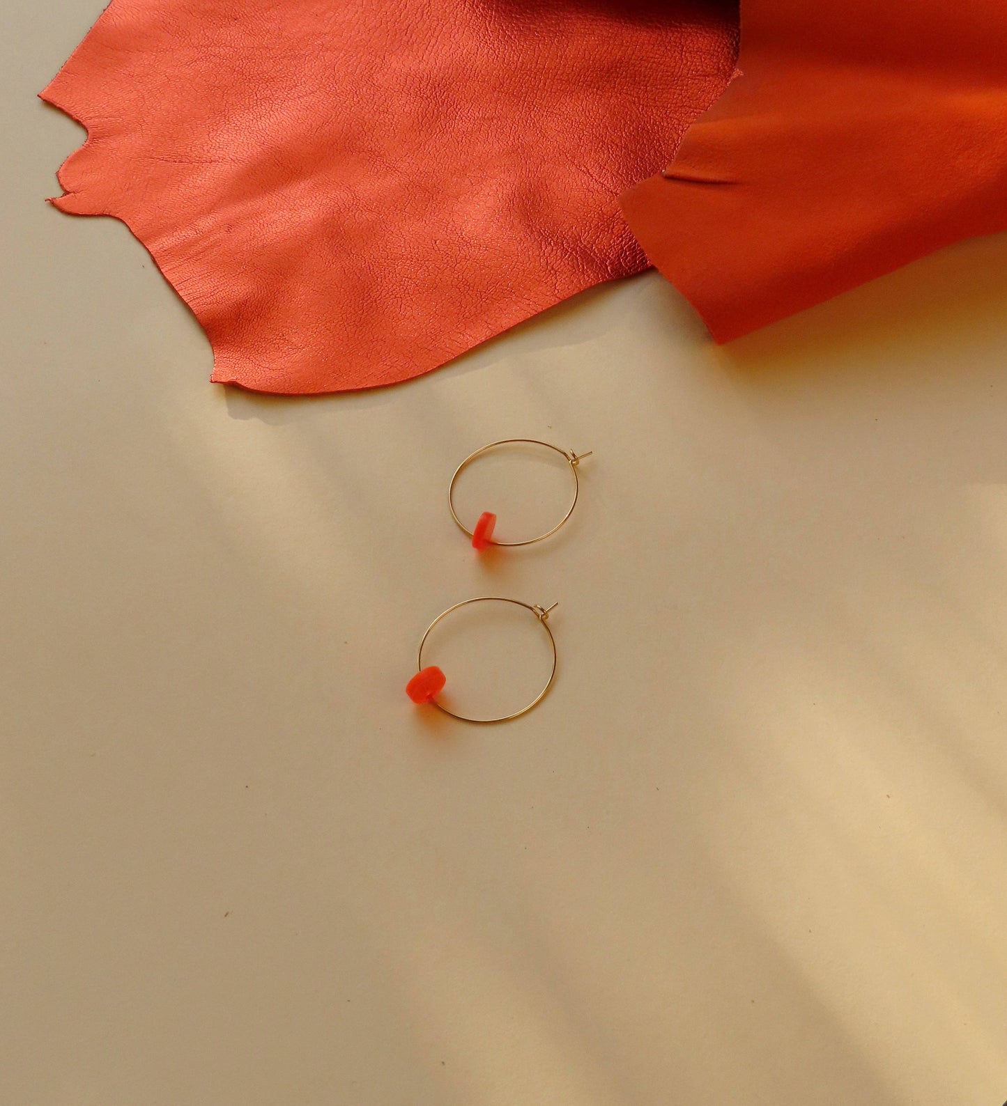 Neonoranje hoepels met stippen gemaakt van roestvrij staal