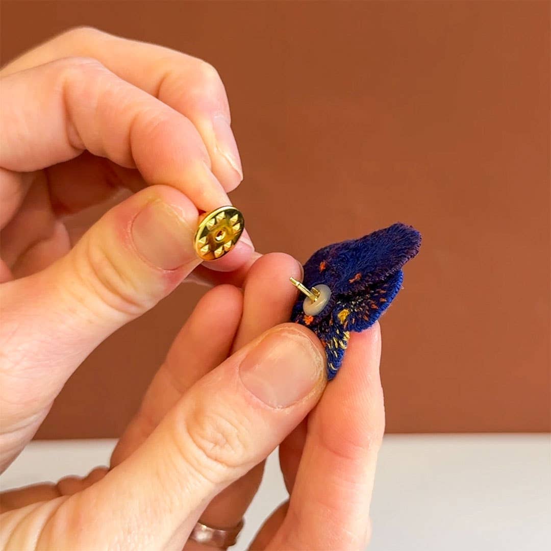 Viooltjes Geborduurde Broche – Botanische Speld