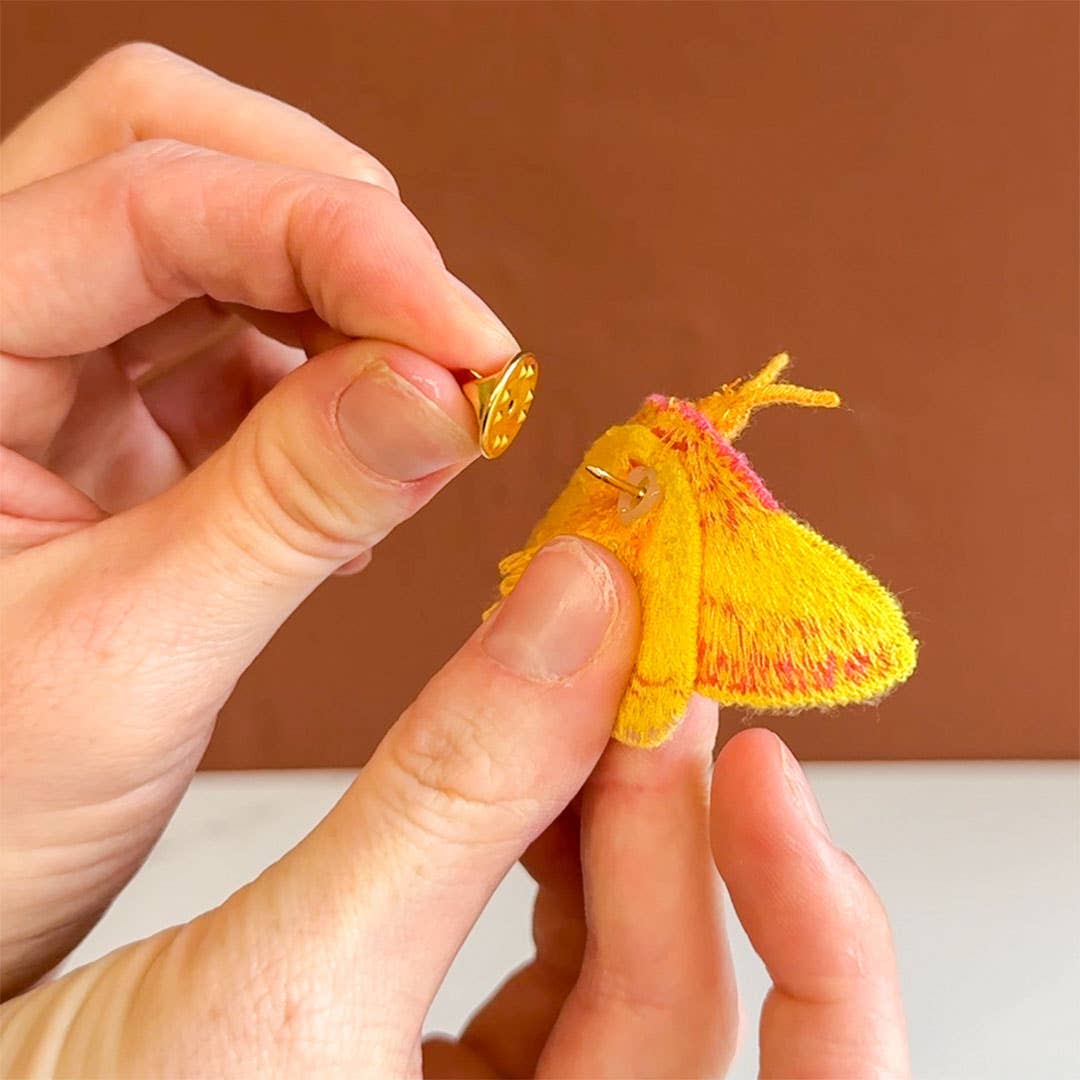 Roze Esdoornmot Geborduurde Broche – Botanische Speld