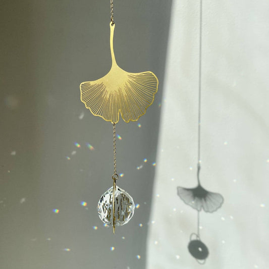 Suncatcher met ginkgo / raamhanger met kristallen prisma