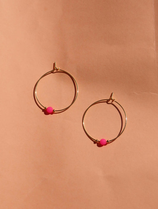 Oorrringen met roze neonparel