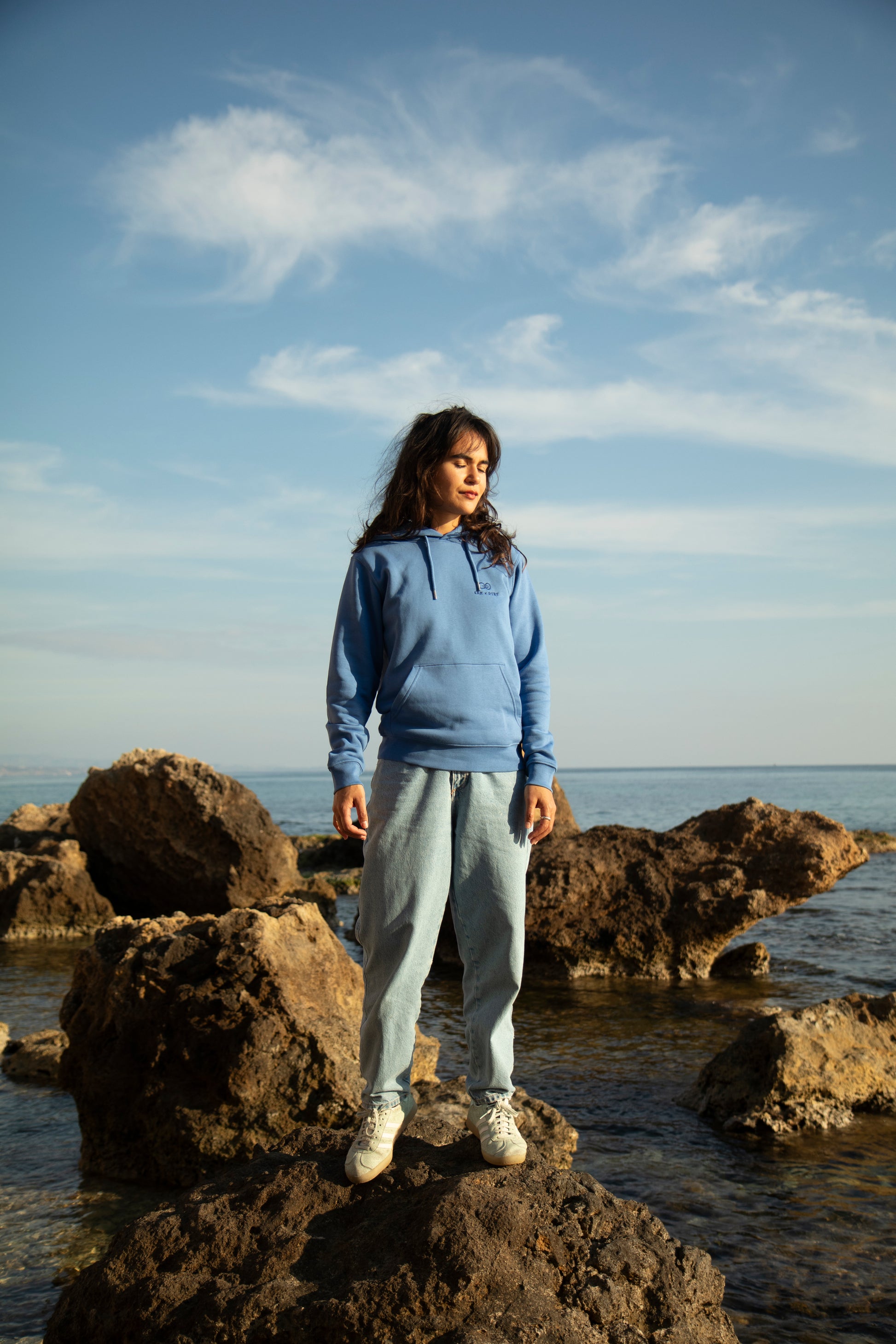Comfortabele hoodie van zacht biologisch katoen, met geborduurd ontwerp Do The Right Thing