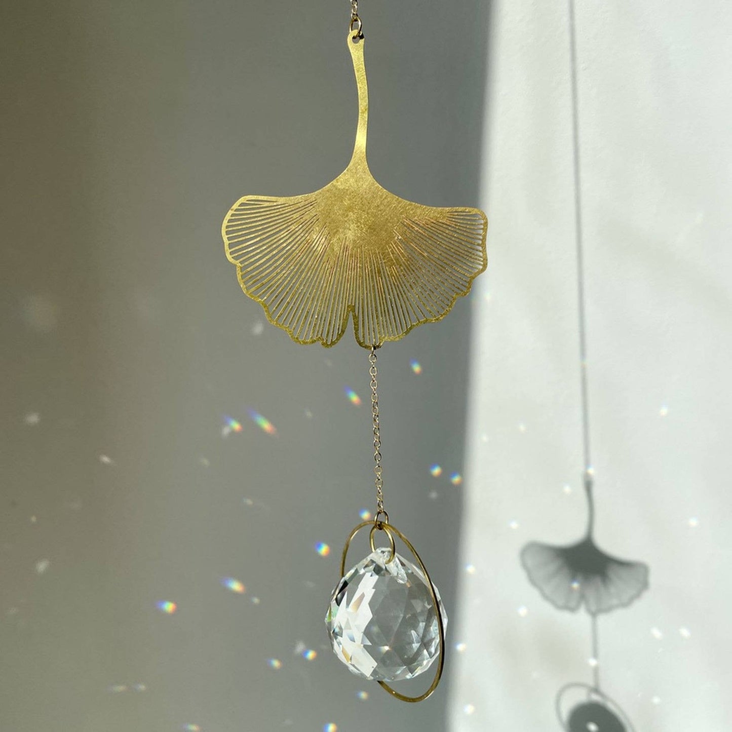 Suncatcher met ginkgo / raamhanger met kristallen prisma