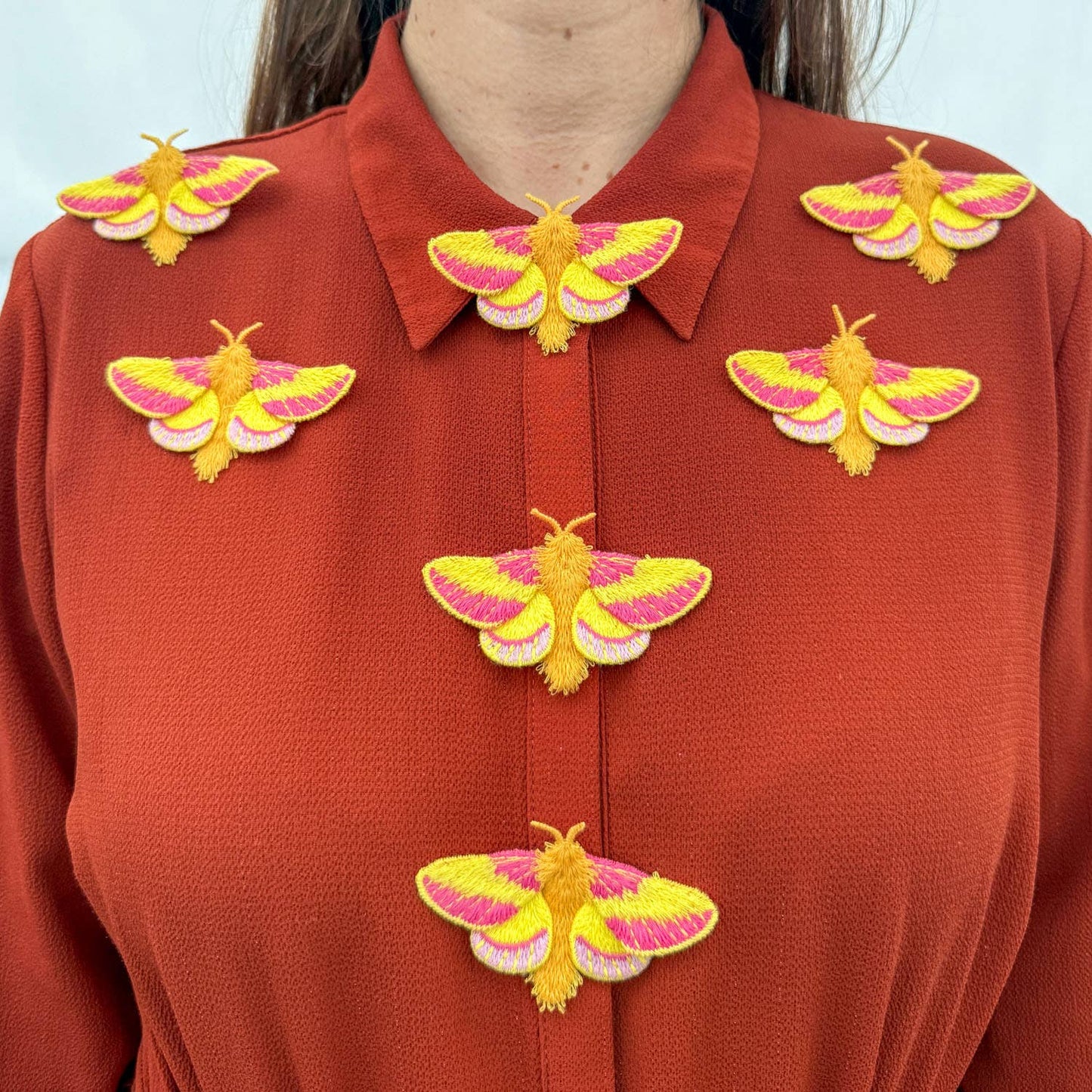 Roze Esdoornmot Geborduurde Broche – Botanische Speld