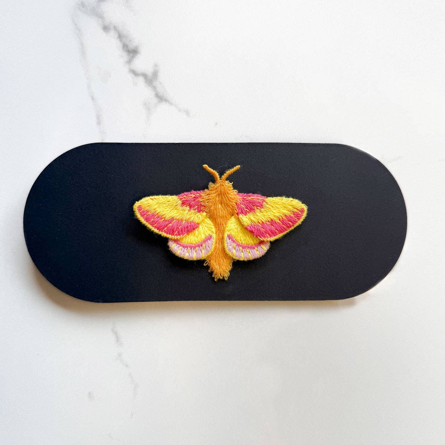 Roze Esdoornmot Geborduurde Broche – Botanische Speld