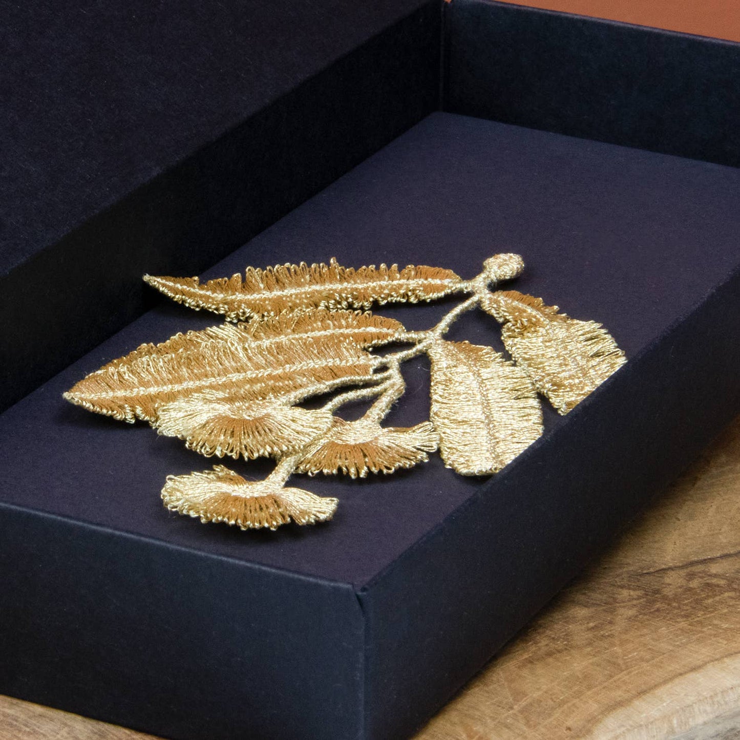Broche met geborduurde eucalyptus bloemen