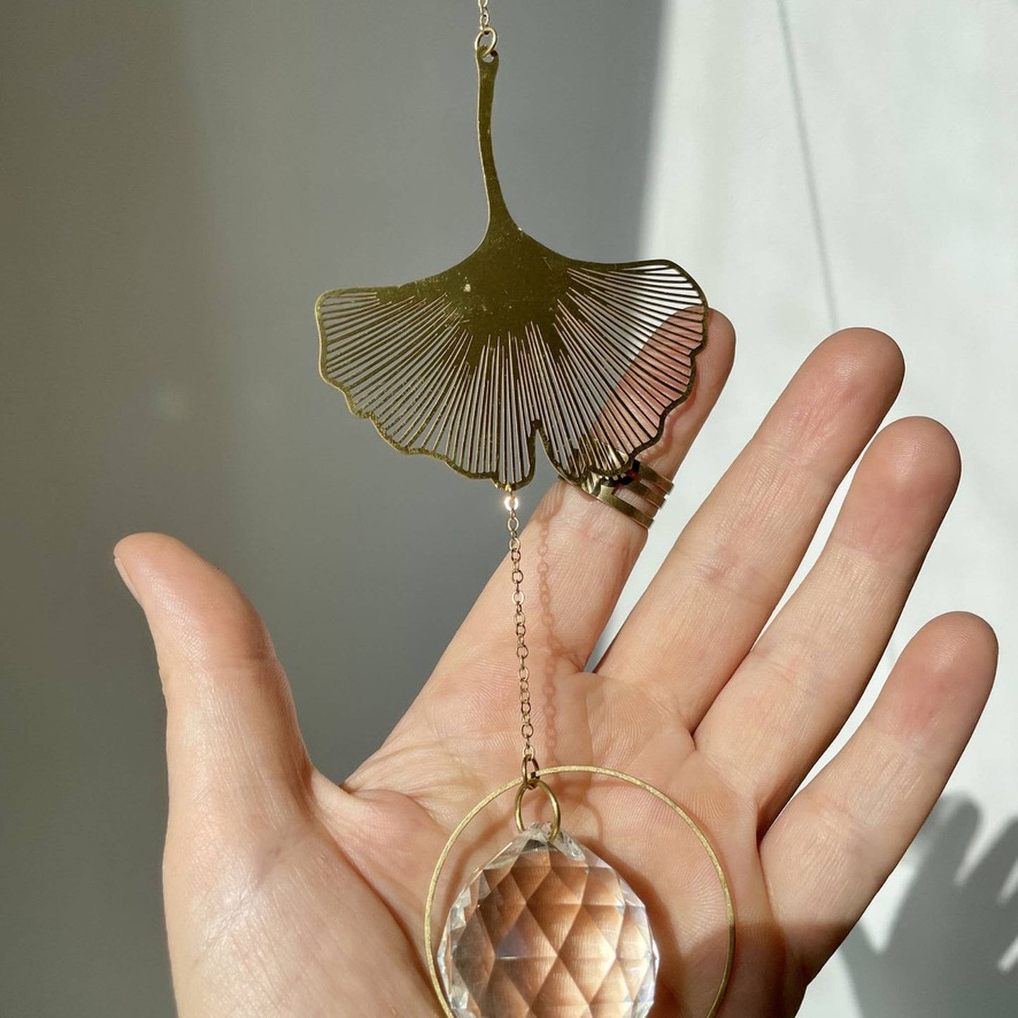 Suncatcher met ginkgo / raamhanger met kristallen prisma