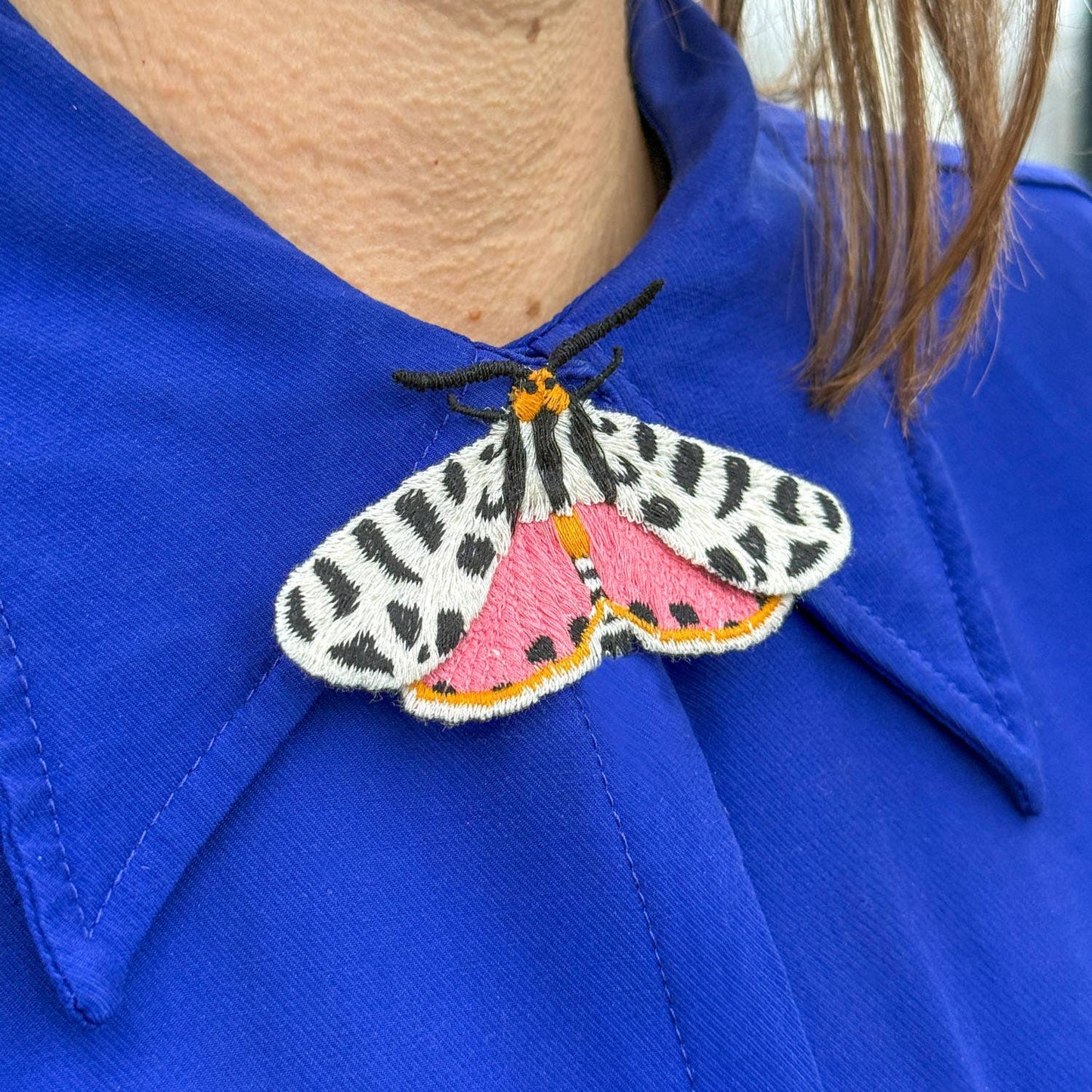 Tijgermot Geborduurde Broche - Botanische Speld