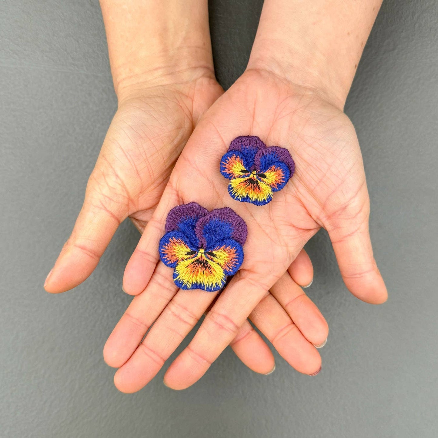 Viooltjes Geborduurde Broche – Botanische Speld