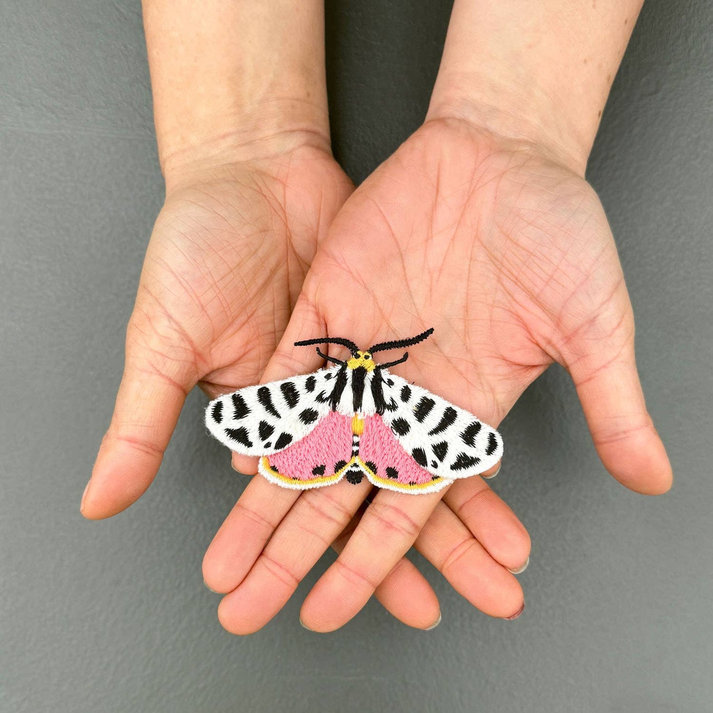 Tijgermot Geborduurde Broche - Botanische Speld