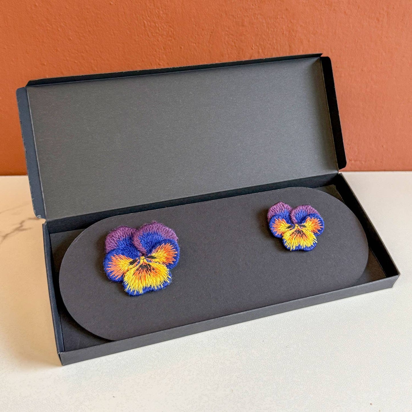 Viooltjes Geborduurde Broche – Botanische Speld