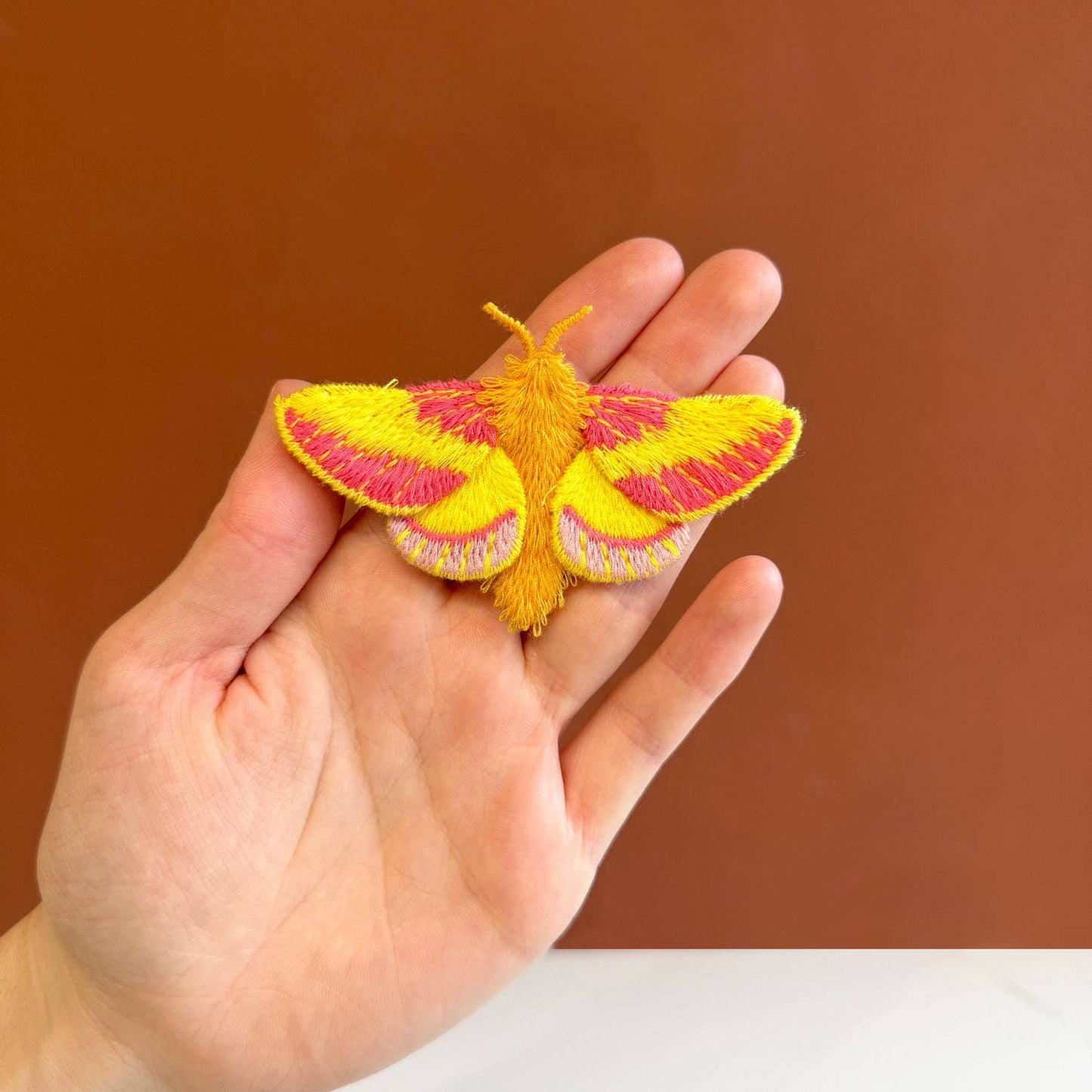 Roze Esdoornmot Geborduurde Broche – Botanische Speld