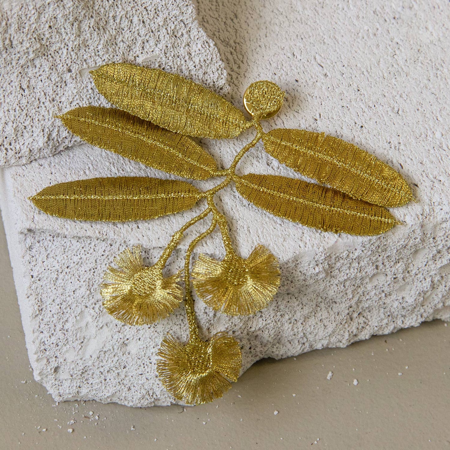 Broche met geborduurde eucalyptus bloemen