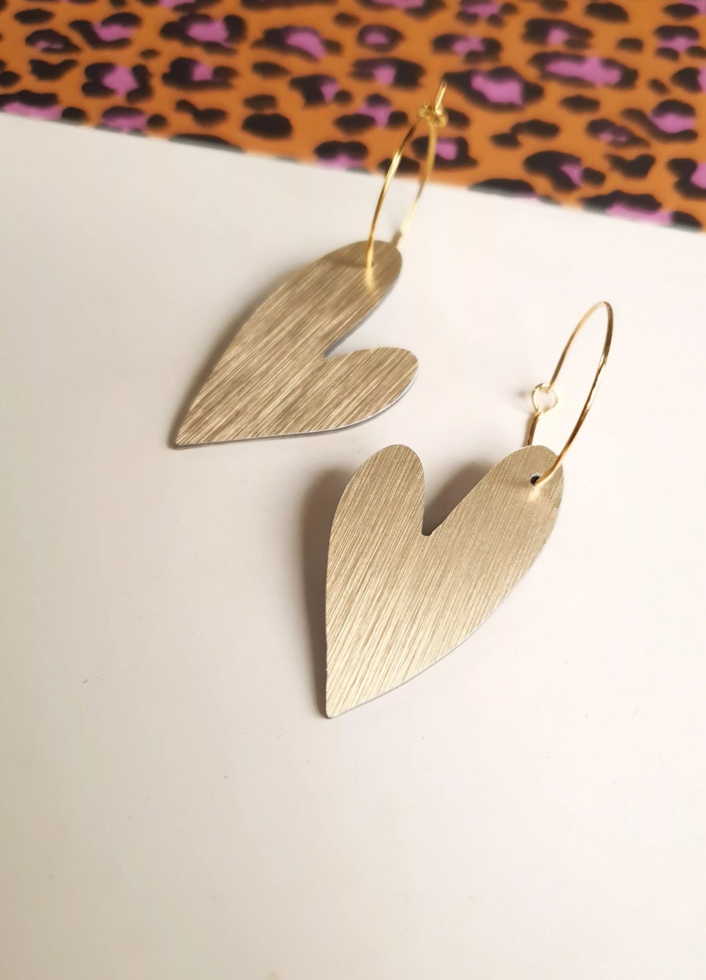 AMOR – Statement Hart Oorringen in Goudkleurig Formica – Met de Hand Gemaakt in Frankrijk