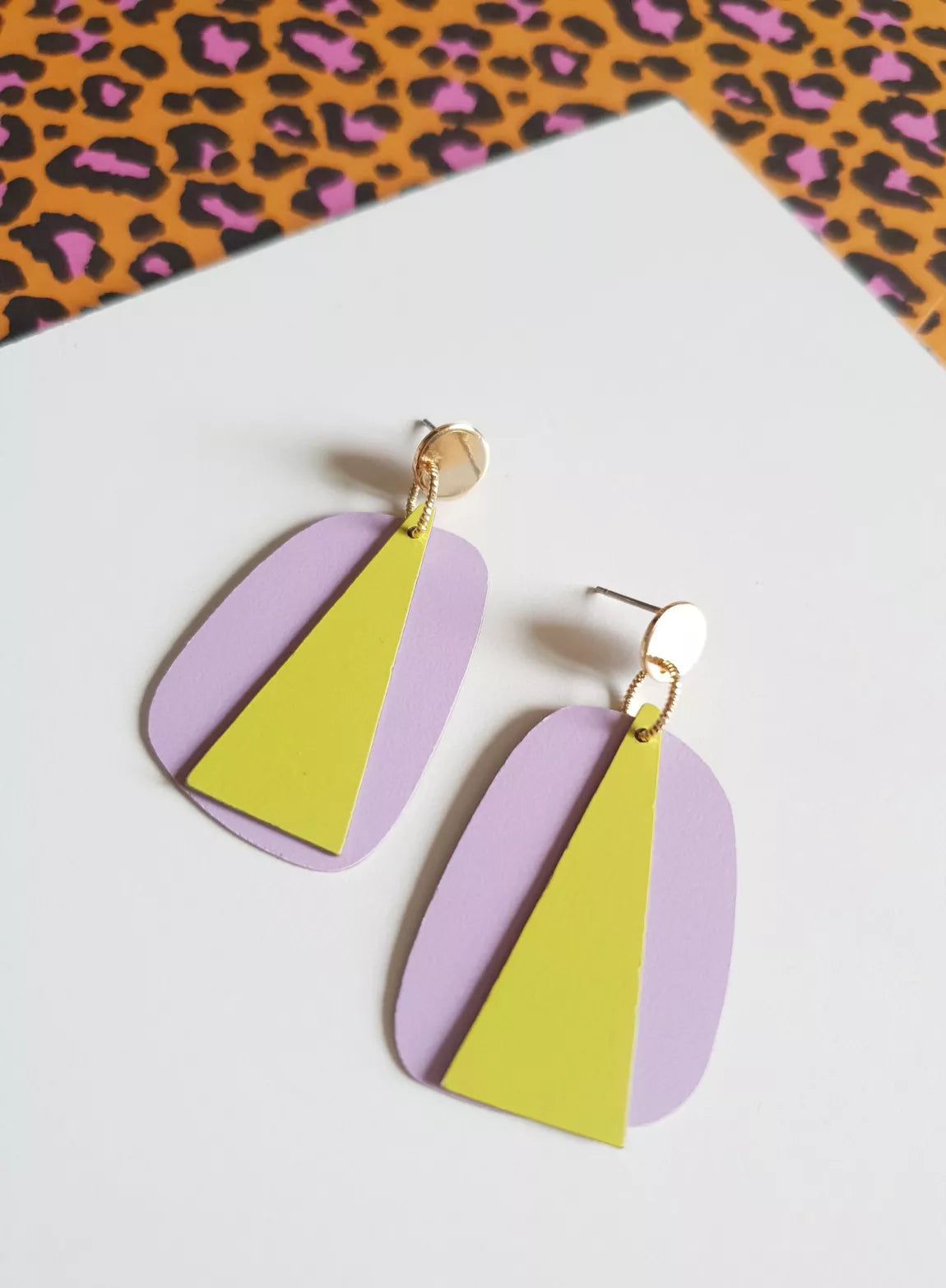 JASPER – Kleurrijke geometrische oorbellen van Formica – Yellow/Lilac